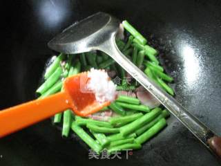 咸肉炒梅豆的做法步骤：6