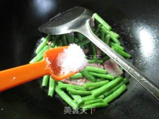 咸肉炒梅豆的做法步骤：7