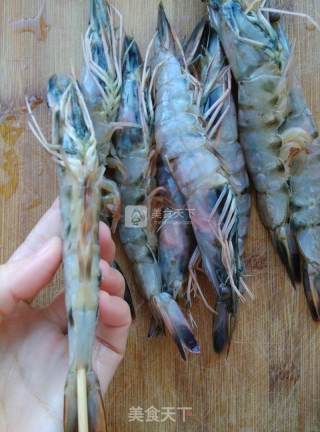 海盐黑胡椒烤虾的做法步骤：2