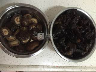 芹菜黑木耳冬菇肉包的做法步骤：2