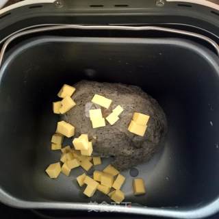 黑芝麻核桃仁吐司的做法步骤：2