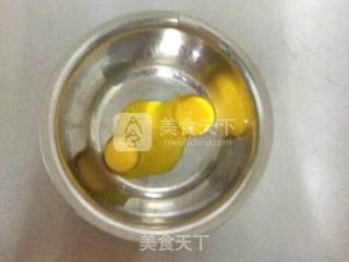 适合小宝宝的超简单蓬松无添加小饼——蛋黄小饼的做法步骤：2