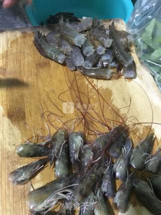 鲜虾砂锅粥的做法步骤：2