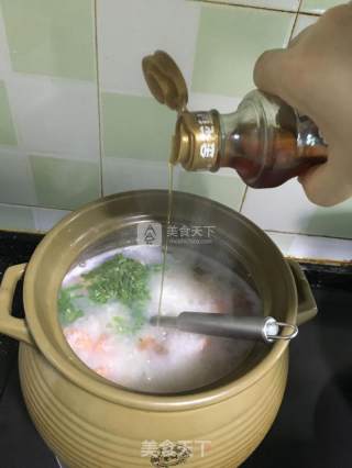 鲜虾砂锅粥的做法步骤：12