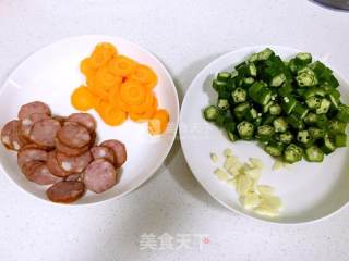 红肠炒秋葵的做法步骤：1