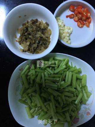 酸辣空心菜梗的做法步骤：1