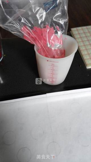 草莓马卡龙棒棒糖的做法步骤：5