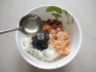 串烧鲑鱼泡菜饭团的做法步骤：3