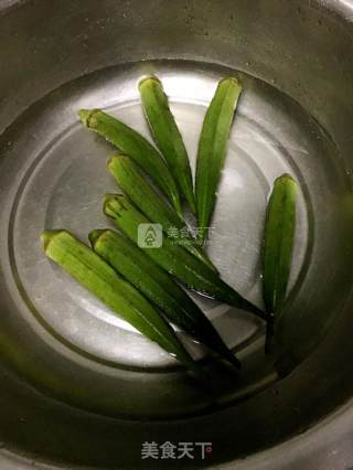 烤培根秋葵卷的做法步骤：1