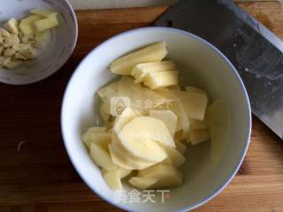 下饭神菜——土豆回锅肉的做法步骤：4