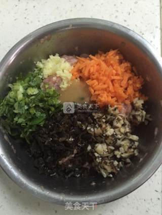 香菜糯米肉丸子的做法步骤：2