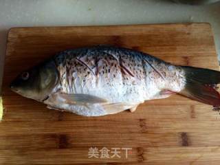 家常红烧鲤鱼的做法步骤：1