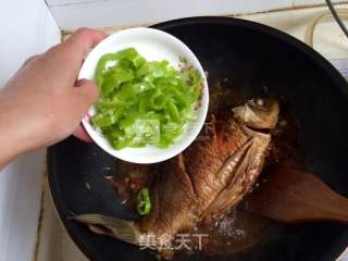 家常红烧鲤鱼的做法步骤：18