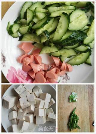 黄瓜炒豆腐的做法步骤：2