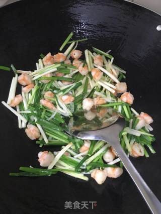 鲜虾仁炒鸡蛋的做法步骤：4