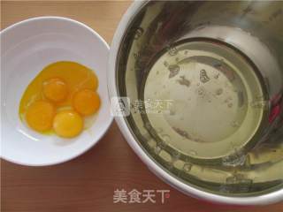 戚风纸杯蛋糕的做法步骤：1