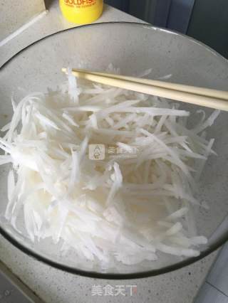 凉拌白萝卜的做法步骤：1
