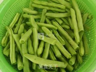 干煸豆角的做法步骤：1