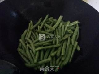 干煸豆角的做法步骤：3