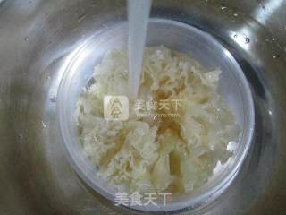 桂花鸡蛋银耳羹的做法步骤：2