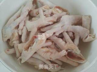 百灵草炖鸡爪的做法步骤：2