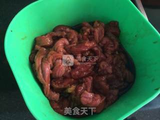 青椒炒牛肉的做法步骤：1