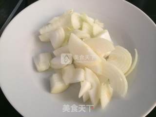 青椒炒牛肉的做法步骤：2