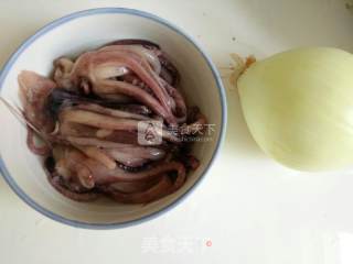 麻辣鱿鱼的做法步骤：1