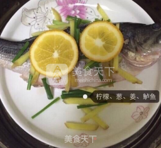 宝宝辅食之青菜番茄鲈鱼粥的做法步骤：2