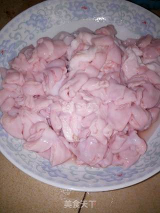 爆炒猪生肠的做法步骤：1