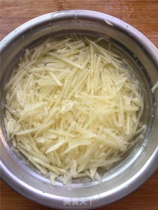 土豆丝饼的做法步骤：1