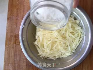 土豆丝饼的做法步骤：2