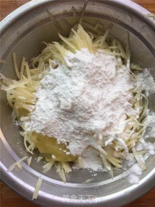土豆丝饼的做法步骤：5