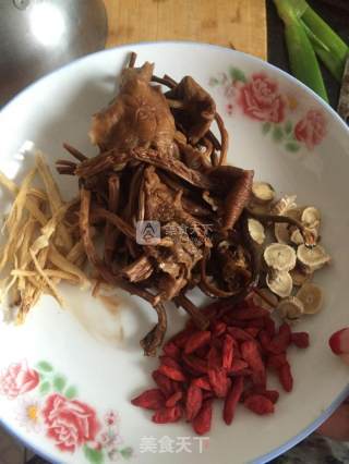 茶树菇柴鸡汤的做法步骤：2