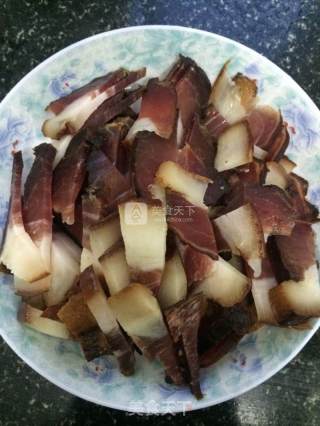 烟熏肉炒芦蒿的做法步骤：1