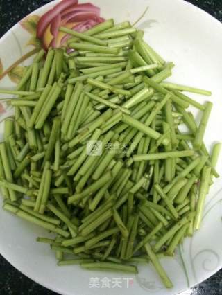 烟熏肉炒芦蒿的做法步骤：2