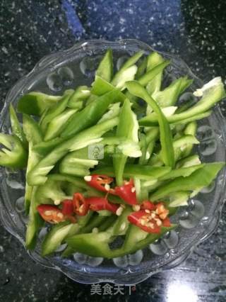 烟熏肉炒芦蒿的做法步骤：3