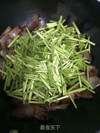 烟熏肉炒芦蒿的做法步骤：5