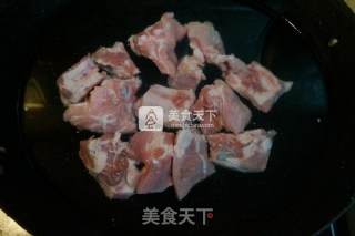 排骨烧土豆的做法步骤：1