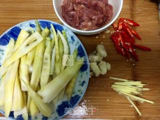 鲜笋辣炒肉的做法步骤：1