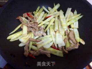 鲜笋辣炒肉的做法步骤：3
