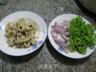 尖椒洋葱炒面筋的做法步骤：1