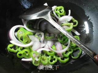 尖椒洋葱炒面筋的做法步骤：3