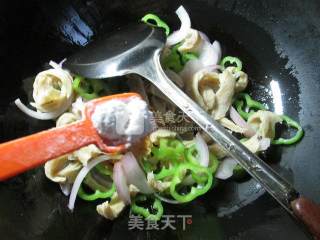 尖椒洋葱炒面筋的做法步骤：6