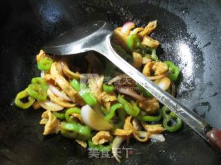 尖椒洋葱炒面筋的做法步骤：8