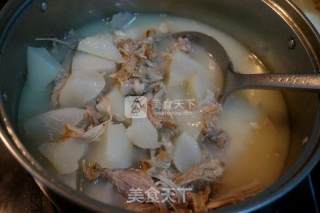 白萝卜鸭架汤的做法步骤：7