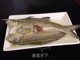 酸梅蒸午笋鱼的做法步骤：8