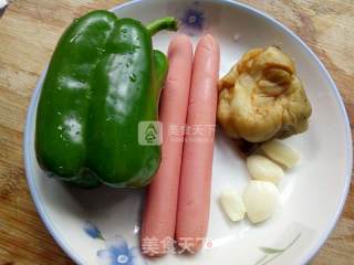 榨菜炒青椒火腿肠的做法步骤：1