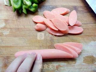 榨菜炒青椒火腿肠的做法步骤：3