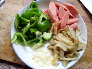 榨菜炒青椒火腿肠的做法步骤：5